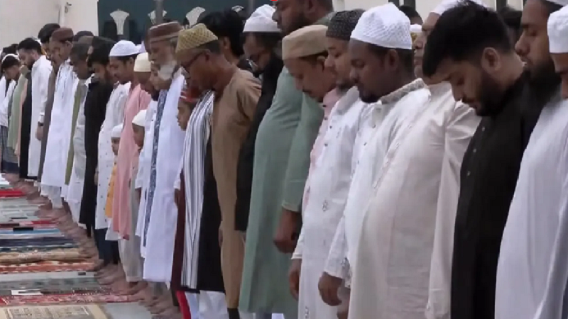 পবিত্র ঈদুল ফিতর দেশে ধর্মীয় ভাবগাম্ভীর্যের সঙ্গে উদ্‌যাপিত
