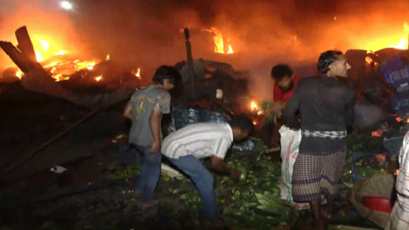 রায়েরবাজারের সাদেক খান কৃষিমার্কেটে অগ্নিকাণ্ড, এক ঘণ্টায় নিয়ন্ত্রণে আগুন