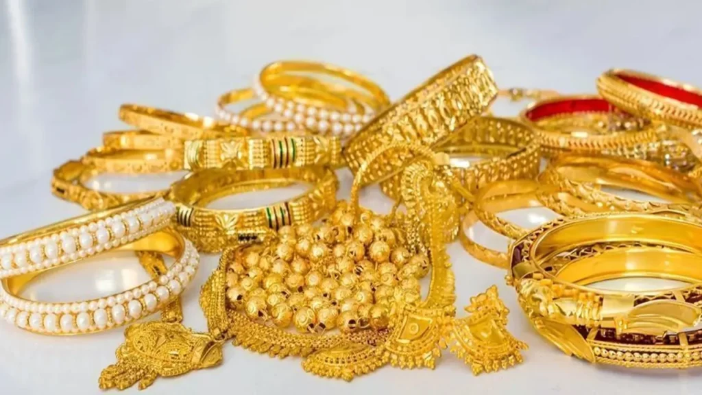 বিশ্ববাজারে সোনার দাম নিম্নমুখী, মধ্যপ্রাচ্যের উত্তেজনা ও সুদের হার বৃদ্ধির আশঙ্কা প্রভাবিত করছে