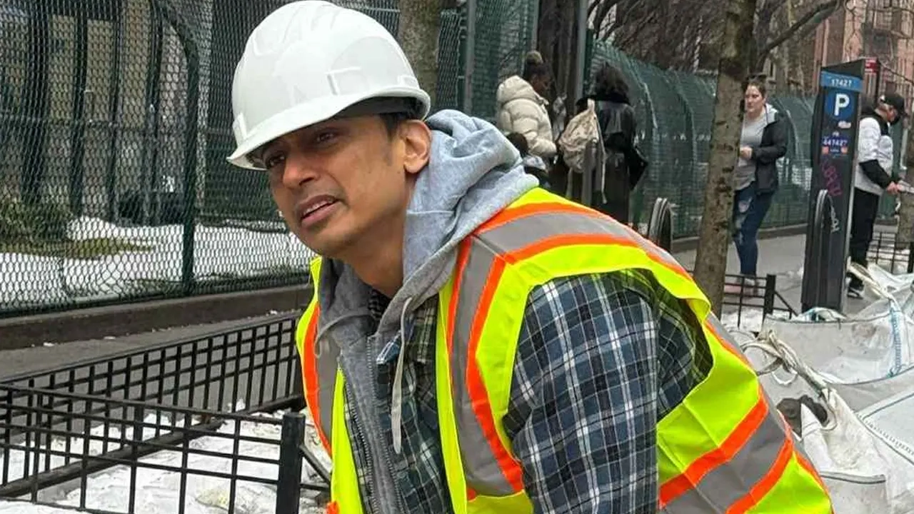 জায়েদ খান শ্রমিক পোশাকে  যুক্তরাষ্ট্রে