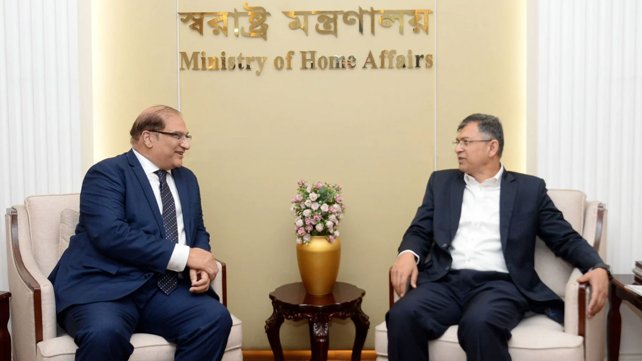 স্বরাষ্ট্রমন্ত্রী আহমদের সঙ্গে পাকিস্তানের হাইকমিশনারের সৌজন্য সাক্ষাৎ