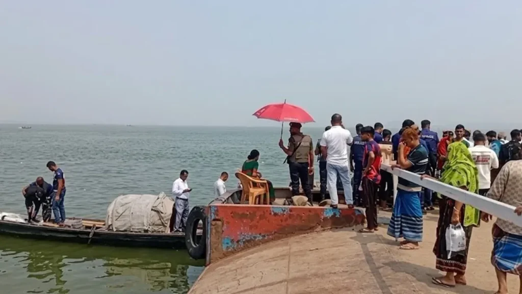 পদ্মা নদীতে বাসডুবিতে মৃতের সংখ্যা বেড়ে ২৬, উদ্ধার অভিযান চলছে