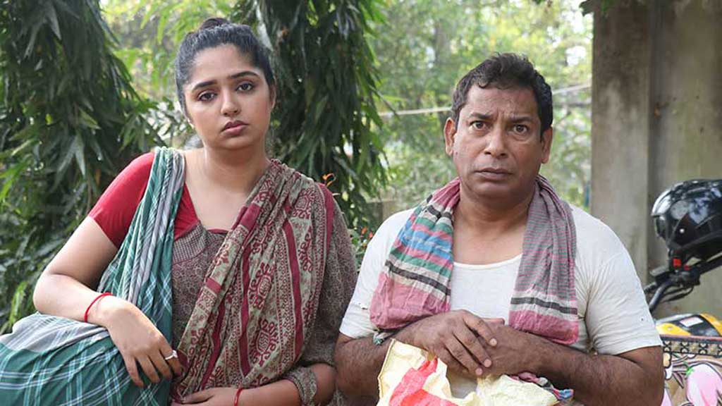 নাটক ‘আমি বেশি গরীব’-এ বিনা পরিশ্রমে সুবিধা নেওয়ার দম্পতির গল্প