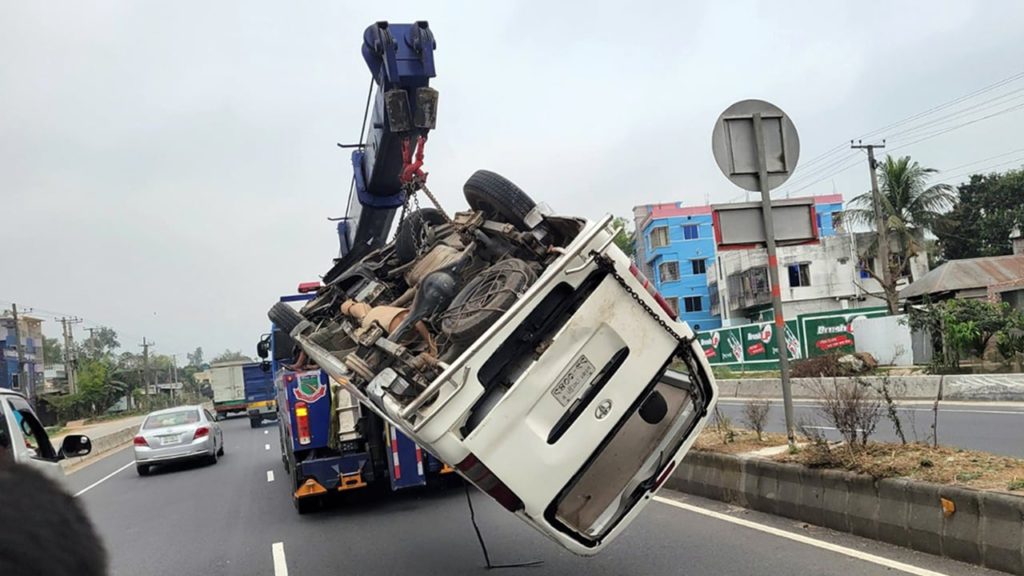 বগুড়ায় ঈদের ছুটিতে যাত্রীবাহী মাইক্রোবাসে গ্যাস সিলিন্ডার বিস্ফোরণ, ৩ জন নিহত