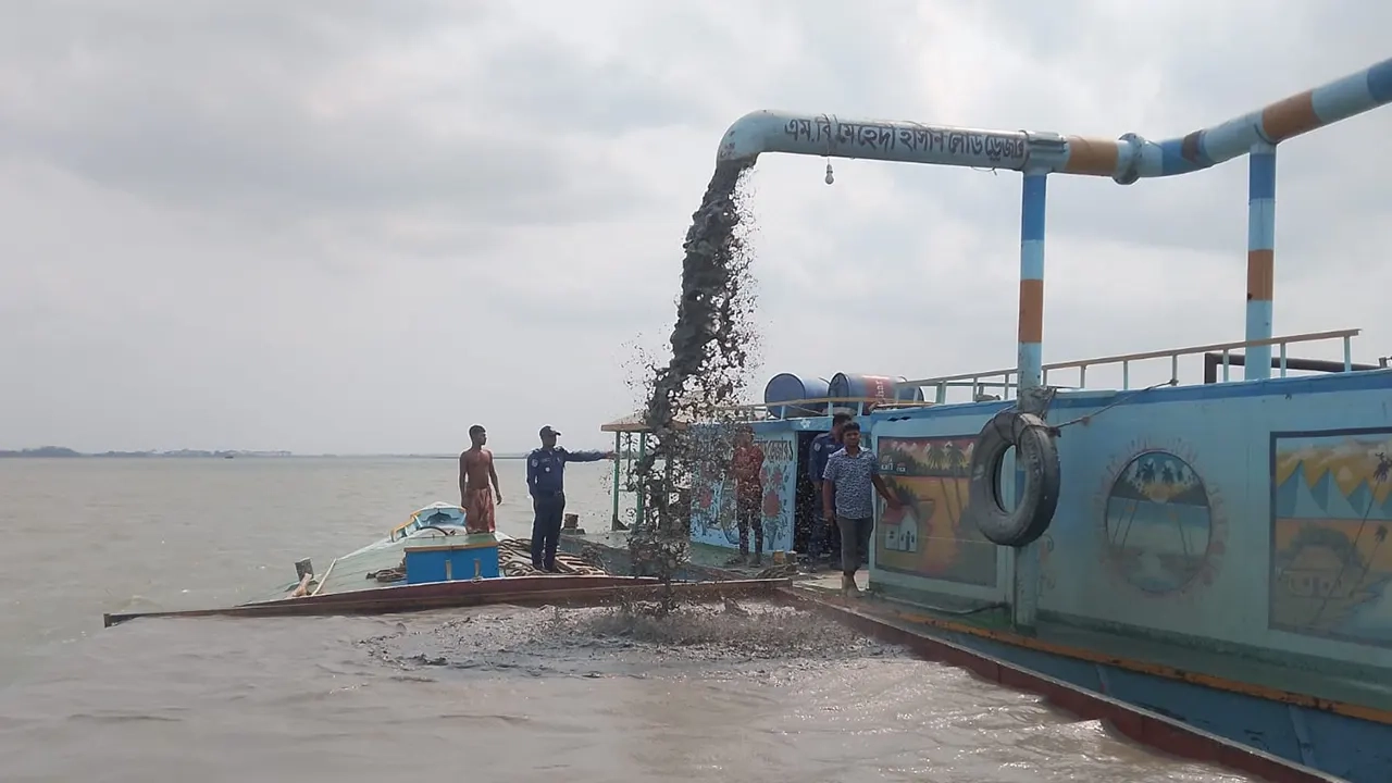 বাবুগঞ্জে অবৈধ বালু উত্তোলনে দুই ড্রেজার মালিককে জরিমানা