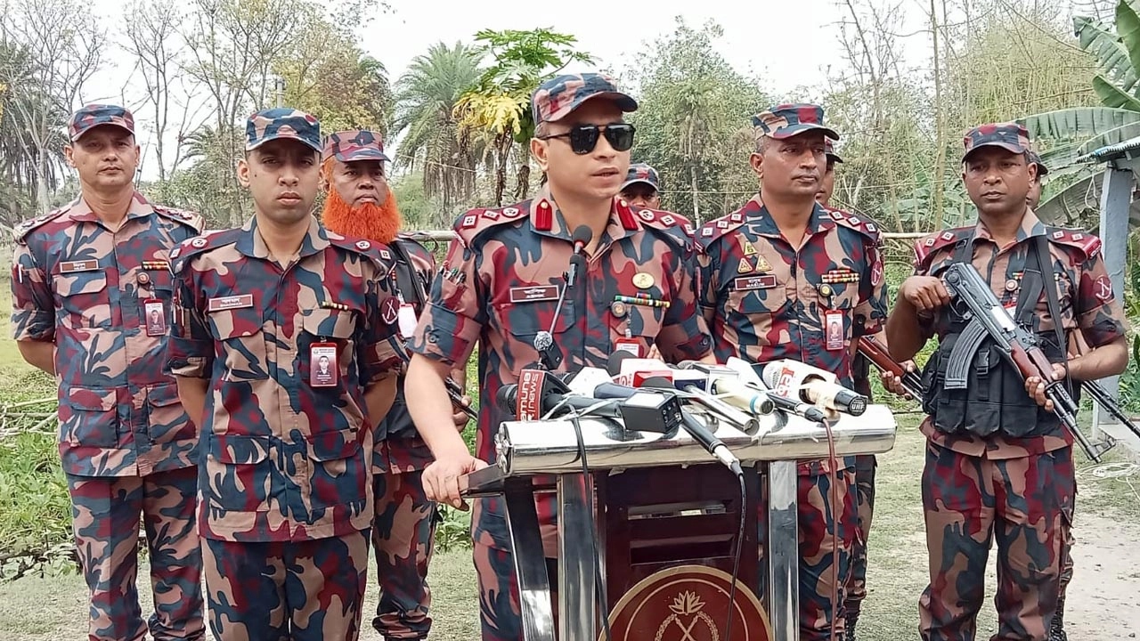 সাতক্ষীরা সীমান্তে জ্বালানি তেল পাচার রোধে বিজিবির তৎপরতা বৃদ্ধি