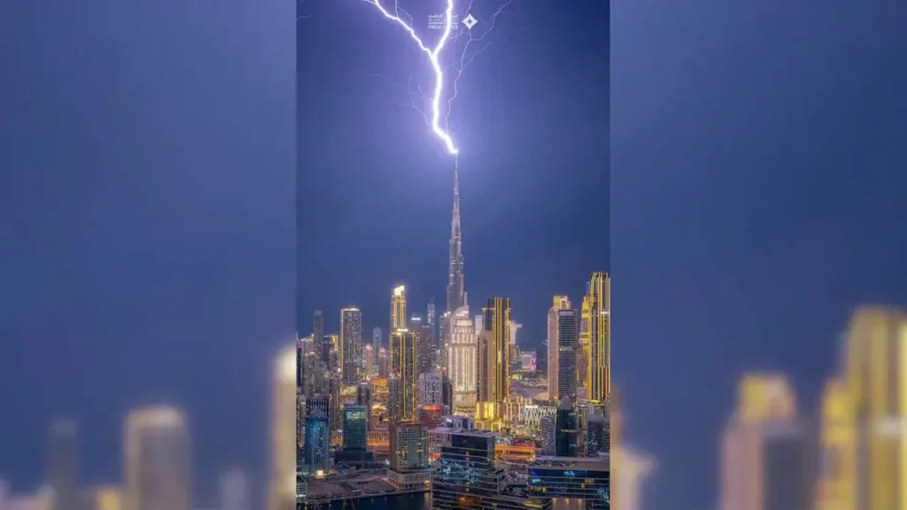 ঝড়ের মধ্যে বুর্জ খলিফায় বজ্রপাত, ক্ষয়ক্ষতি হয়নি