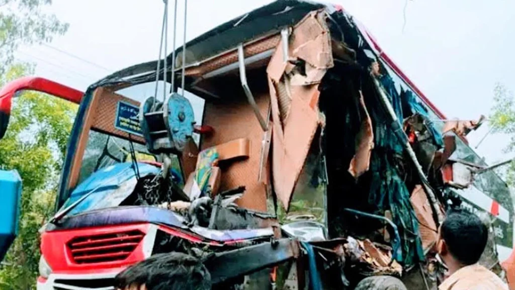 দিনাজপুরে ঢাকাগামী বাসের ধাক্কায় দুইজন নিহত