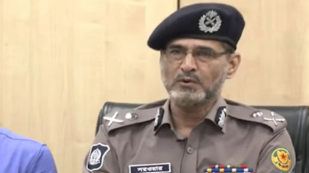 ঈদে ফাঁকা ঢাকায় অপরাধ ঠেকাতে টহল বৃদ্ধি, যাত্রী নিরাপত্তায় বিশেষ ব্যবস্থা: ডিএমপি কমিশনার