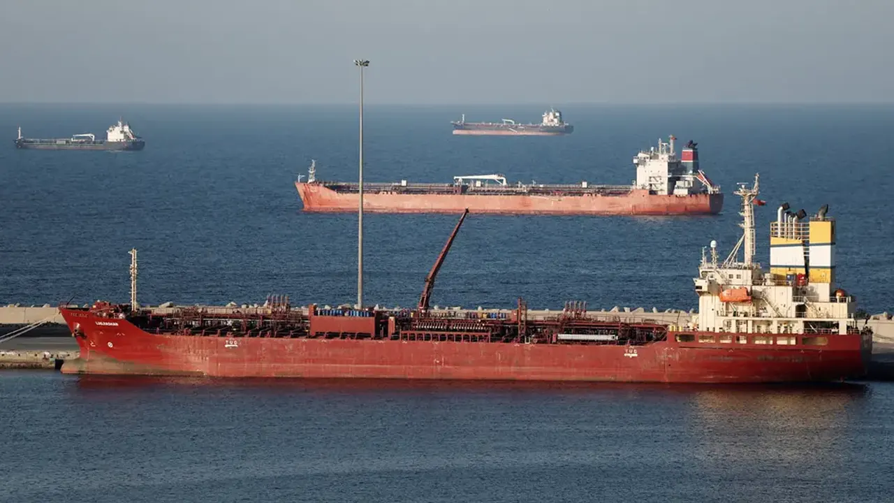 ইরান হরমুজ প্রণালিতে ‘অশত্রুভাবাপন্ন’ বাণিজ্যিক জাহাজ চলাচল নিশ্চয়তার ঘোষণা দিলো