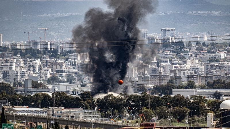 ইসরায়েল-ইরান উত্তেজনায় উত্তর ইসরায়েলে তেল শোধনাগারে ক্ষেপণাস্ত্র হামলা