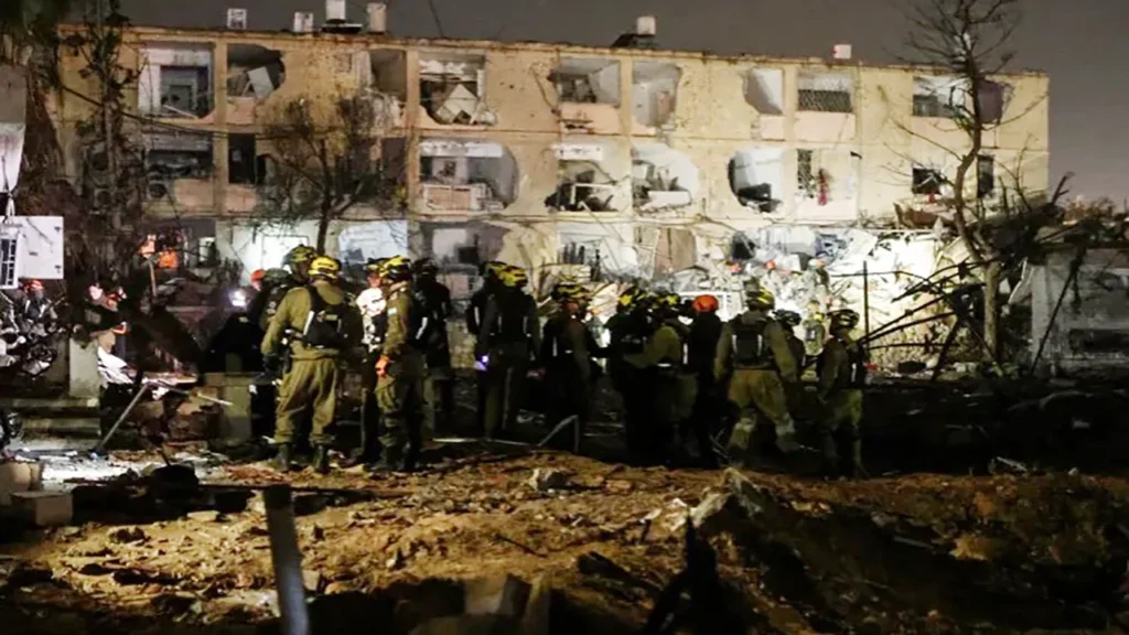 দক্ষিণ ইসরায়েলে ক্ষেপণাস্ত্র হামলায় ভবন ধসে আহত ৪৭