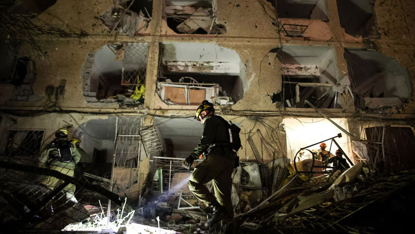 ইরানের ক্ষেপণাস্ত্র হামলায় তেল আবিবের বিভিন্ন স্থানে ক্ষয়ক্ষতি, পাল্টাপাল্টি উত্তেজনা তীব্র