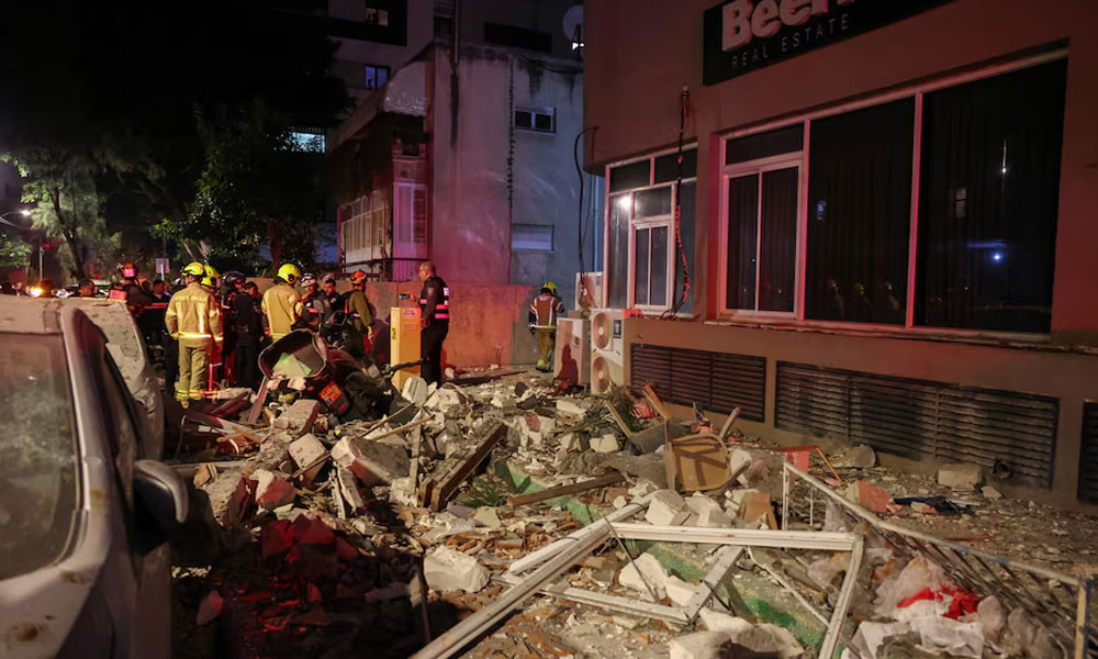 ইরান ইসরায়েলে ক্ষেপণাস্ত্র হামলা চালিয়ে দুই সপ্তাহের সংঘাত তীব্র করছে