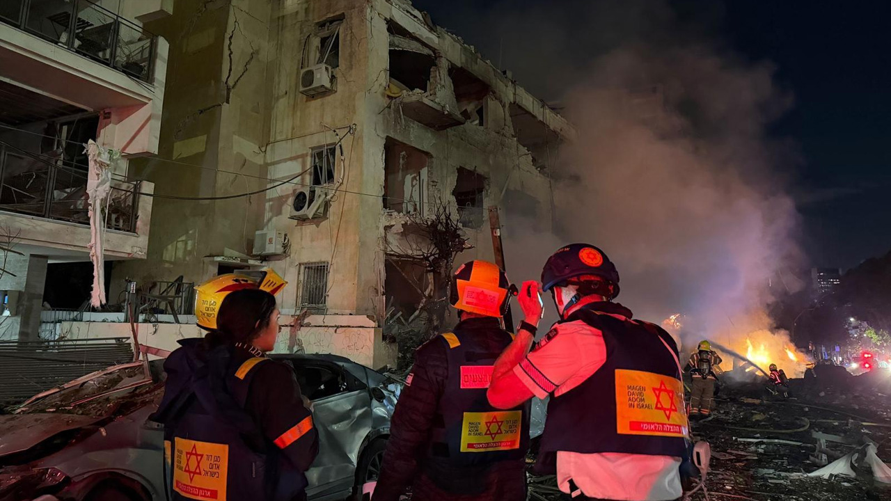 ইরান তেল আবিব লক্ষ্য করে ব্যাপক ব্যালিস্টিক হামলা চালালো