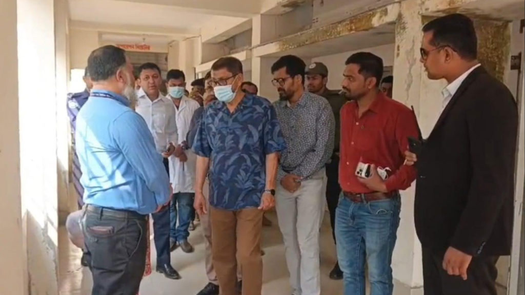পলাশ উপজেলা স্বাস্থ্য কমপ্লেক্সে আকস্মিক পরিদর্শনে মন্ত্রী, অনুপস্থিত চিকিৎসকদের বিরুদ্ধে ব্যবস্থার নির্দেশ