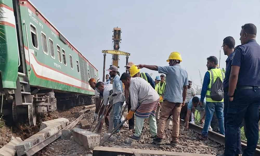 বগুড়া রেল দুর্ঘটনায় নীলসাগর এক্সপ্রেসের যোগাযোগ বিঘ্নিত, উদ্ধারকাজ জোরদার