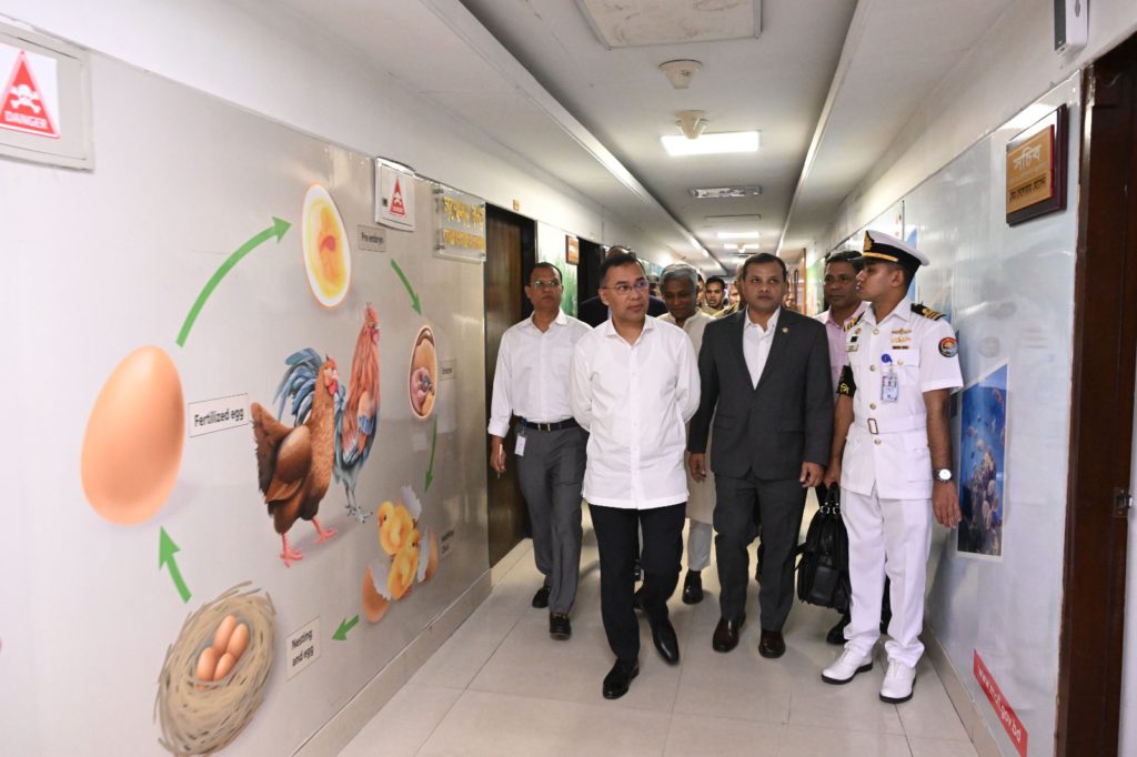 প্রধানমন্ত্রী তারেক রহমান সচিবালয়ে আকস্মিক পরিদর্শনে