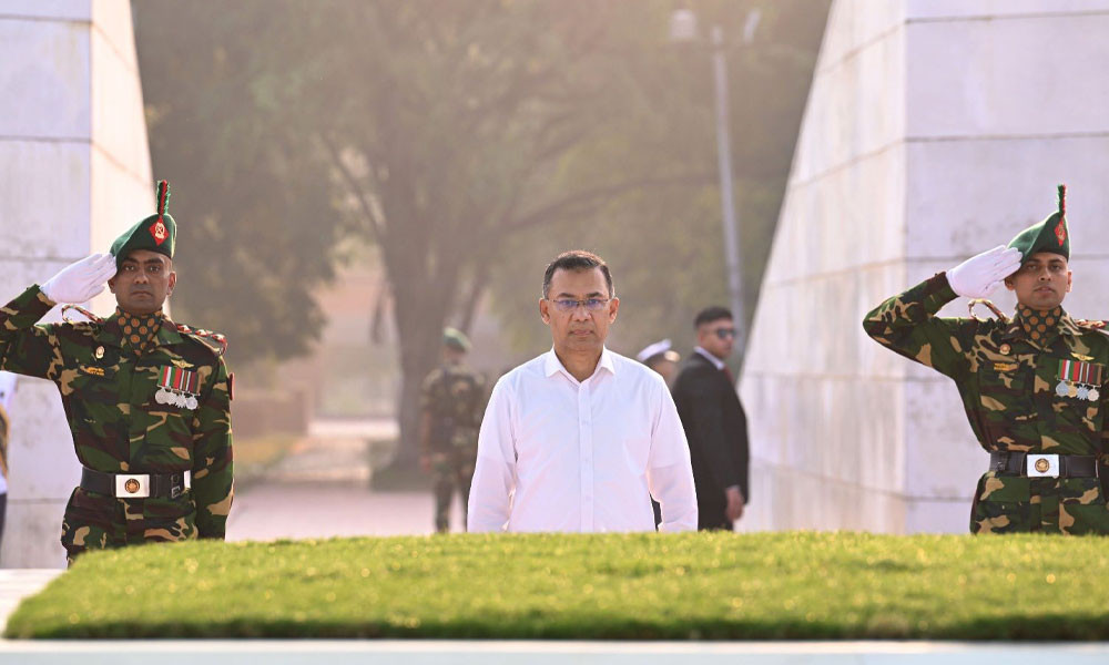 মহান স্বাধীনতা দিবসে শহীদ জিয়া ও বেগম জিয়ার সমাধিতে প্রধানমন্ত্রীর বিনম্র শ্রদ্ধা