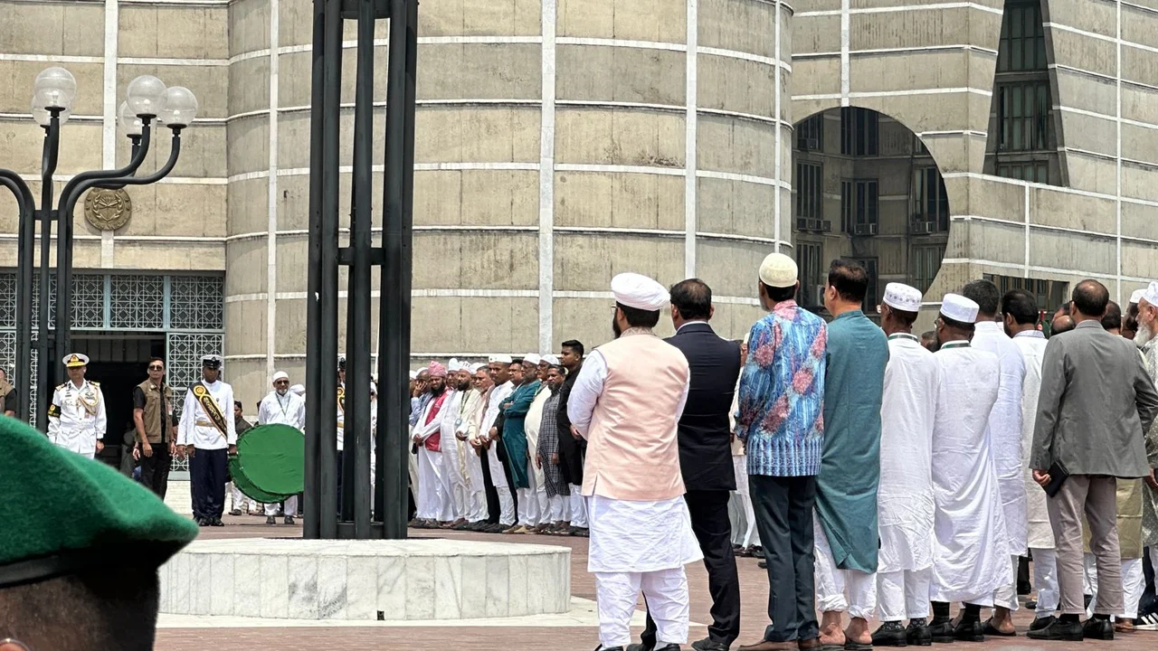 জাতীয় সংসদের স্পিকারের স্ত্রী দিলারা হাফিজের জানাজা সংসদের দক্ষিণ প্লাজায় অনুষ্ঠিত