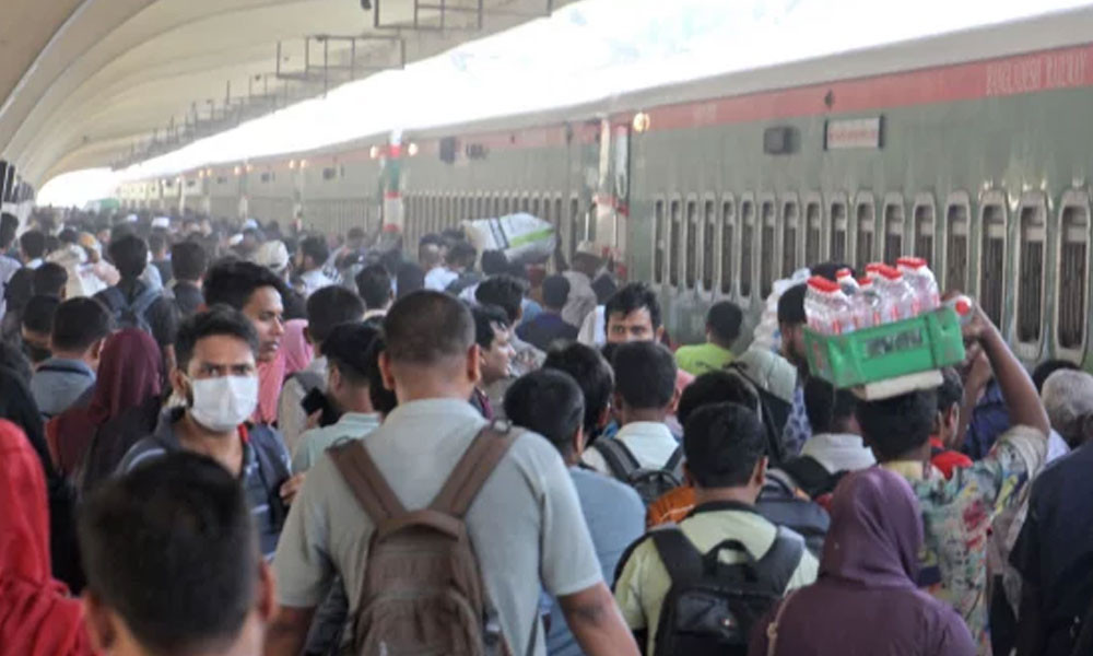 ঈদুল ফিতর উপলক্ষে ঢাকার কমলাপুর স্টেশনে ঘরমুখো যাত্রীদের ভিড়