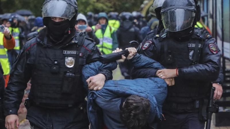 সংযুক্ত আরব আমিরাতে সামাজিক যোগাযোগমাধ্যমে মিথ্যা ভিডিও প্রচারের অভিযোগে বাংলাদেশিসহ বিদেশিকে ১০ নাগরিক গ্রেপ্তার