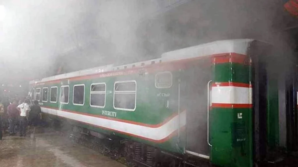 মৌলভীবাজারে চলন্ত উপবন এক্সপ্রেস ট্রেনে অগ্নিকাণ্ড, সিলেটের সঙ্গে রেল যোগাযোগ সাময়িক বন্ধ