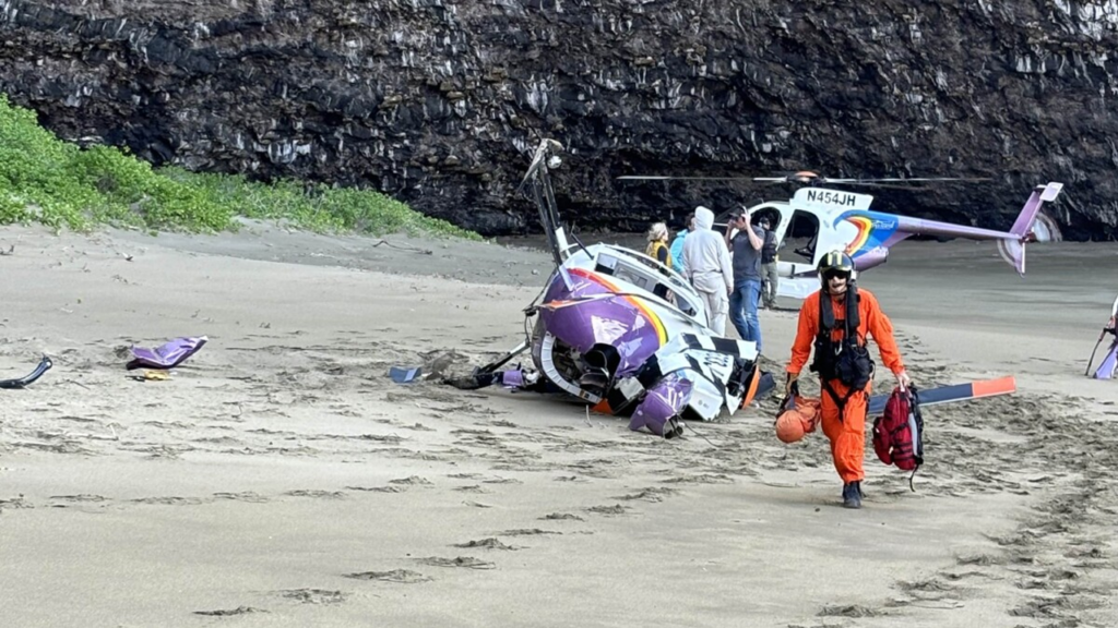 কাওয়াই উপকূলে পর্যটকবাহী হেলিকপ্টার বিধ্বস্ত: ৩ নিহত, ২ আহত