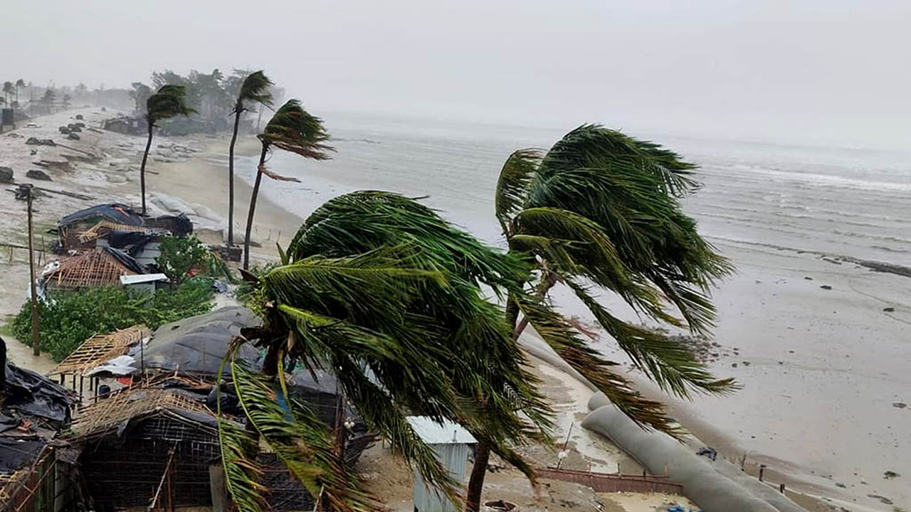 দশ অঞ্চলে ৬০ কিমি বেগে ঝড়ের পূর্বাভাস, নদীবন্দরে সতর্কতা