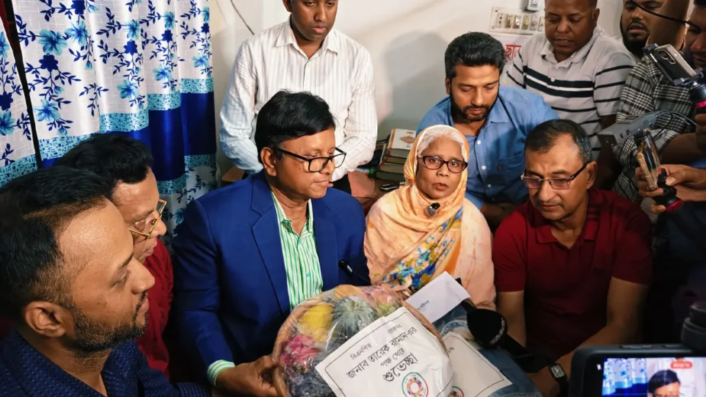 ধানের শীষে ভোট দেয়ার প্রতিশ্রুতিতে বৃদ্ধার সঙ্গে বিএনপি পরিবারের সাক্ষাৎ