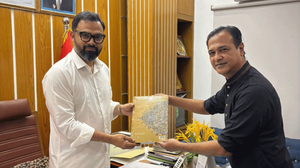 বিসিবি পরিচালক আসিফ ক্রীড়া প্রতিমন্ত্রীকে পবিত্র কোরআন উপহার প্রদান