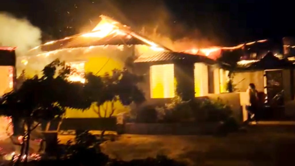 চৌদ্দগ্রামে মাদক নিয়ে সংঘর্ষে আহত শ্রমিকের মৃত্যু: এলাকায় অগ্নিসংযোগ ও পুলিশের ওপর হামলা