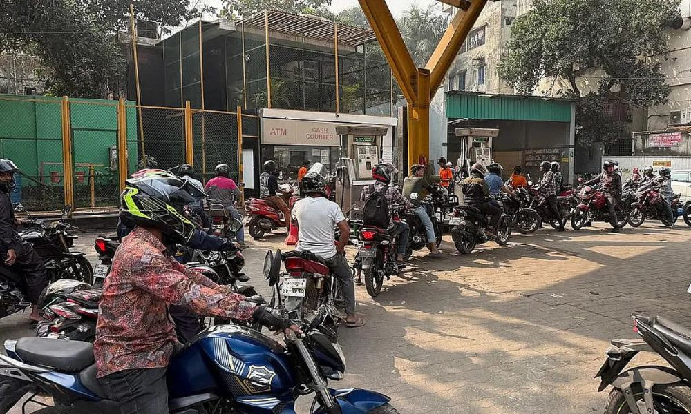 তেল সংকটে রাজধানীর ফিলিং স্টেশনগুলোতে দীর্ঘ লাইন ও সীমিত সরবরাহ