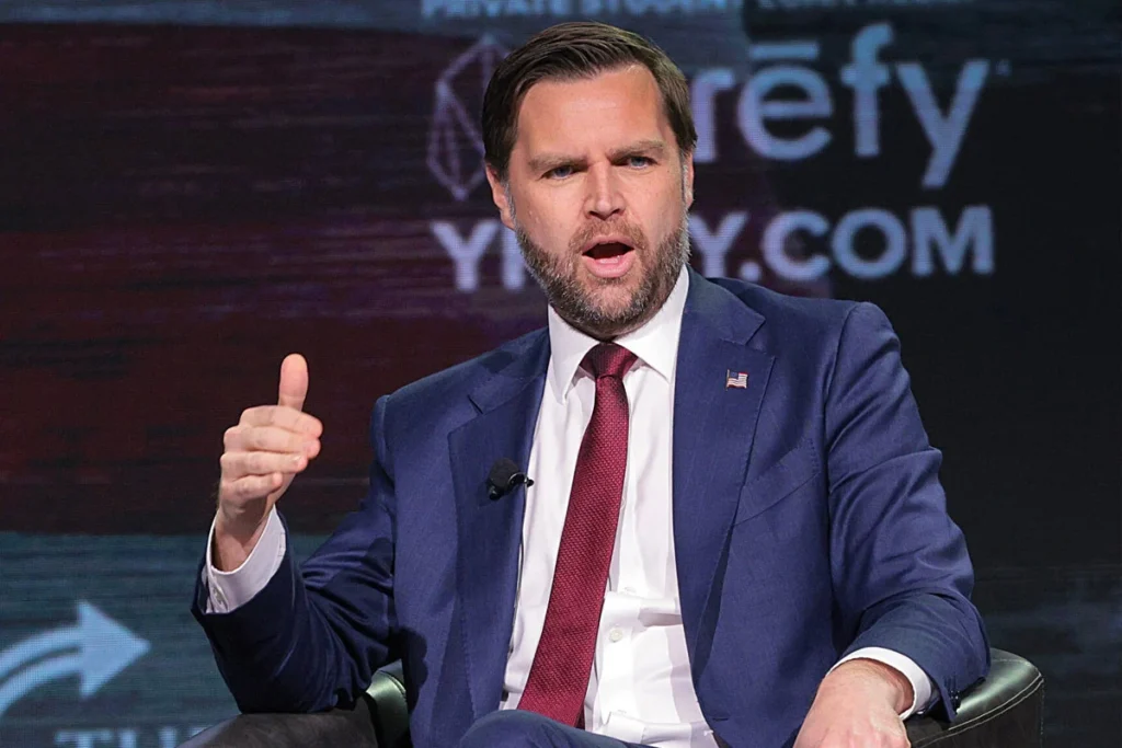 যুক্তরাষ্ট্রের ইউক্রেন নীতি পরিবর্তনের ইঙ্গিত, রাশিয়া–ইউক্রেন যুদ্ধে পাল্টাপাল্টি হামলা তীব্র