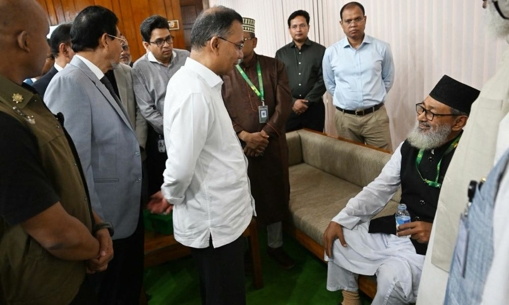 অধিবেশন চলাকালে অসুস্থ বিরোধীদলীয় সংসদ সদস্য হাফেজ রবিউল বাশার, লবিতে গিয়ে খোঁজ নিলেন প্রধানমন্ত্রী