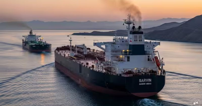 মার্কিন নিষেধাজ্ঞা উপেক্ষা করে হরমুজ প্রণালি অতিক্রম করল ইরানি পণ্যবাহী জাহাজ