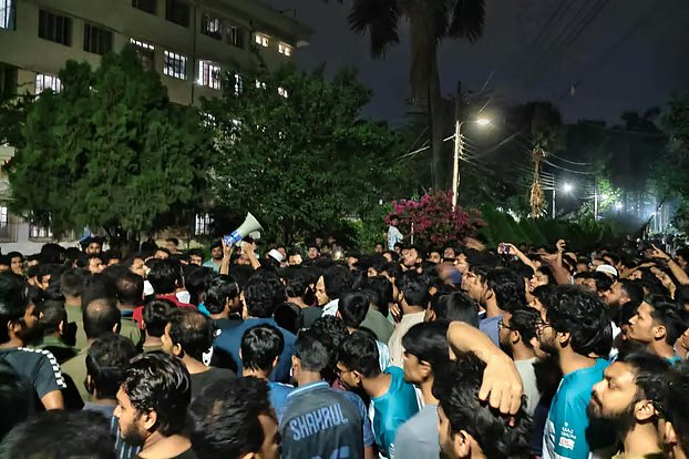 রুয়েটে দেয়াললিখন ও ব্যানার পোড়ানোকে কেন্দ্র করে মধ্যরাতে উত্তেজনা: ক্যাম্পাসে ছাত্ররাজনীতি নিষিদ্ধের দাবিতে অনড় শিক্ষার্থীরা