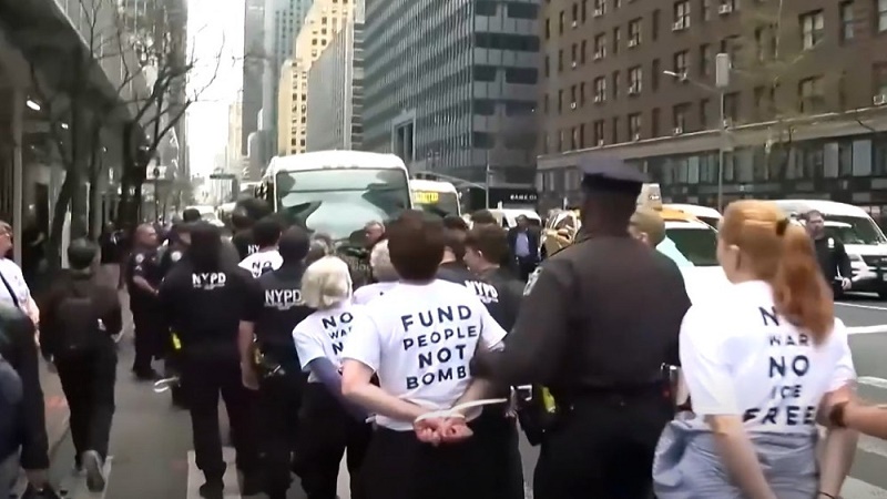 নিউ ইয়র্কে ইরান-ইসরায়েল সংঘাত ও যুক্তরাষ্ট্রের অস্ত্র নীতির বিরুদ্ধে বিক্ষোভে প্রায় ৯০ জন গ্রেপ্তার