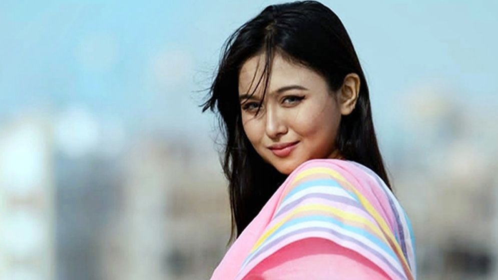 বিএনপির সংরক্ষিত নারী আসনের মনোনয়ন ফরম জমা দিলেন অভিনেত্রী চমক