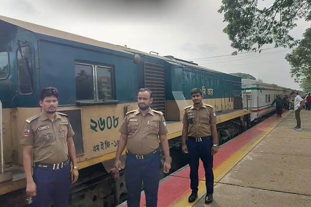 ফেনীতে চলন্ত ট্রেনের ইঞ্জিনে ত্রুটি ও অগ্নিকাণ্ড: সহকারী লোকোমাস্টার দগ্ধ, চরম ভোগান্তিতে যাত্রীরা