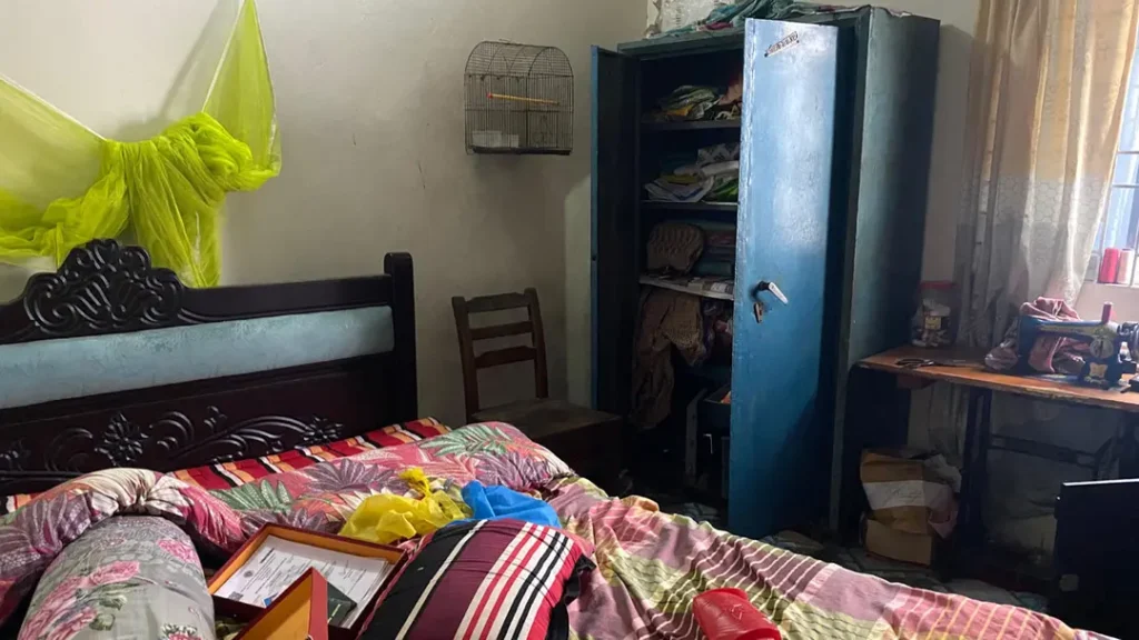 পটিয়ায় বসতঘরের টিন খুলে দুর্ধর্ষ চুরি: স্বর্ণালংকার ও নগদ টাকাসহ নথিপত্র ভস্মীভূত