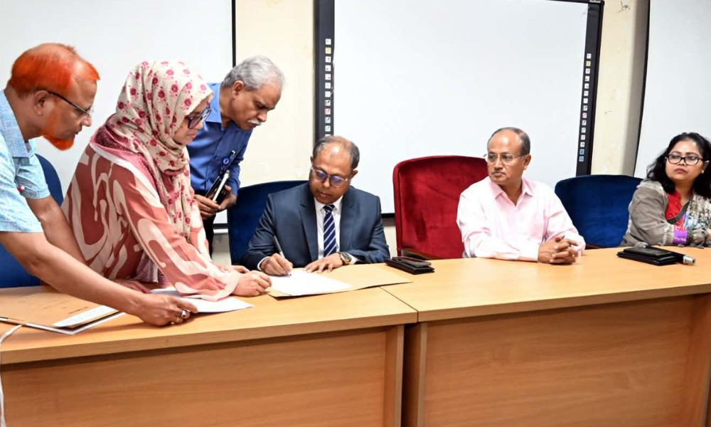 ঢাকা বিশ্ববিদ্যালয়ের প্রো-ভাইস চ্যান্সেলর (শিক্ষা) হিসেবে দায়িত্ব নিলেন অধ্যাপক ড. আবদুস সালাম