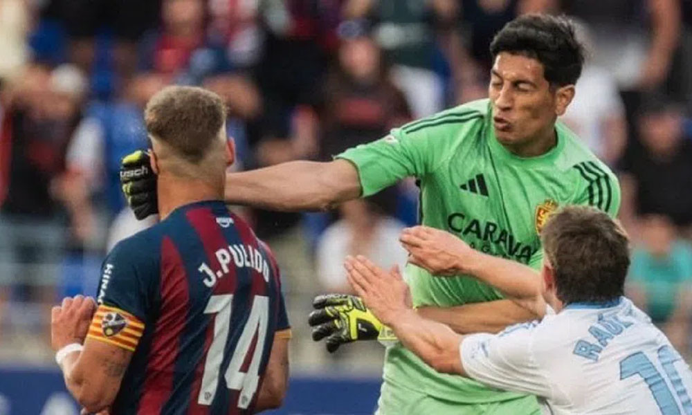 মাঠেই প্রতিপক্ষকে ঘুষি: বড় শাস্তির মুখে জারাগোজা গোলরক্ষক আন্দ্রেদা