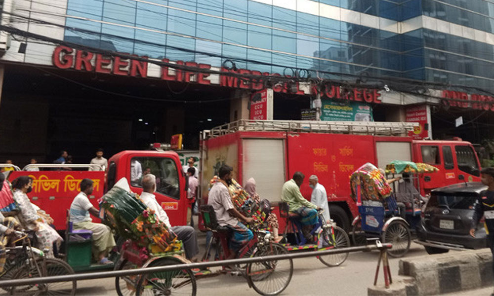 গ্রিন রোডে গ্রিন লাইফ হাসপাতালে অগ্নিকাণ্ড