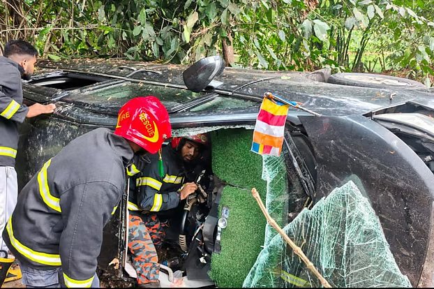 লোহাগাড়ায় মাইক্রোবাস নিয়ন্ত্রণ হারিয়ে খাদে, নিহত ৩