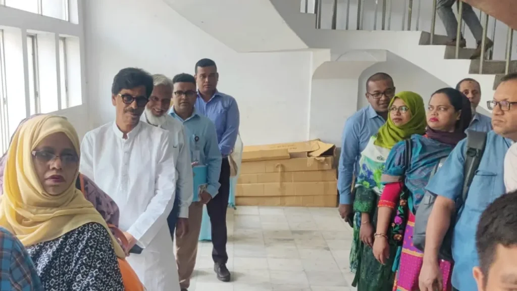 মন্ত্রীর লিফটে ওঠার সময় নিয়ম মেনে দাঁড়িয়ে কর্মক্ষেত্রে শৃঙ্খলা ও সমতার বার্তা