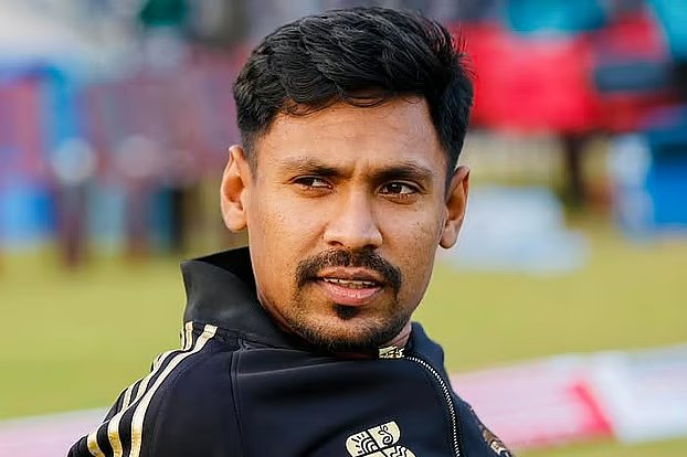 মাঠ ও গ্যালারিতে মোস্তাফিজুর রহমানের অস্বস্তিকর এক দিন