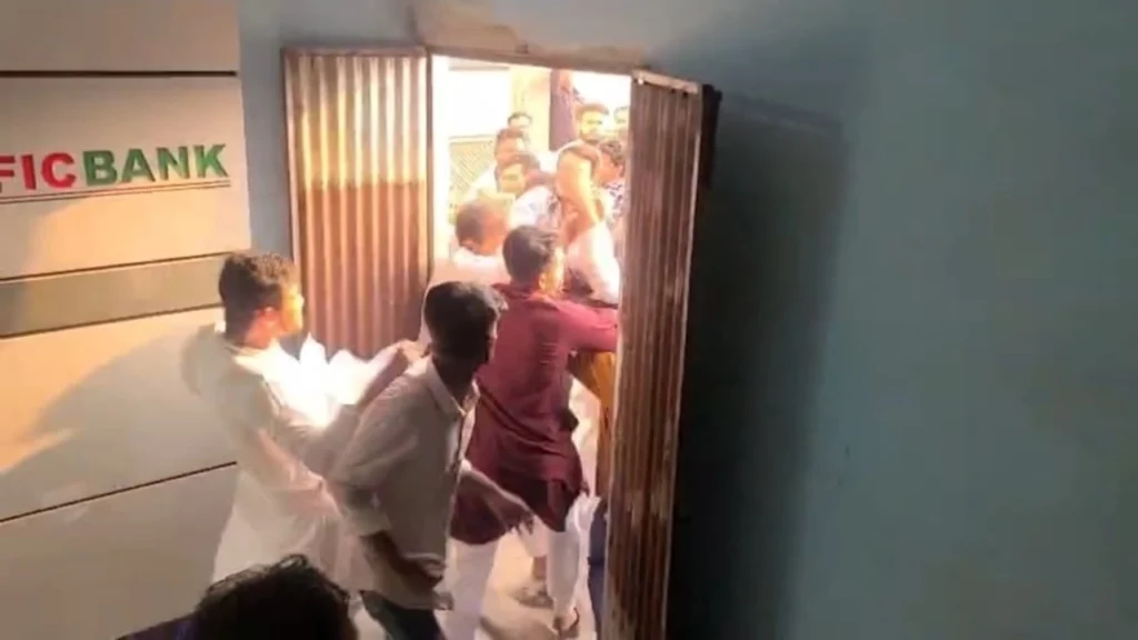 ধামরাইয়ে এনসিপির কার্যালয় উদ্বোধনকে কেন্দ্র করে সংঘর্ষ, আহত অন্তত ১০