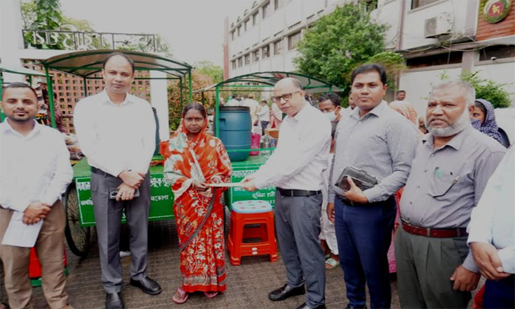 ভিক্ষুক পুনর্বাসন ও বিকল্প কর্মসংস্থান: জেলায় ৪ অসহায় ব্যক্তিকে আর্থিক সহায়তা ও উপকরণ প্রদান