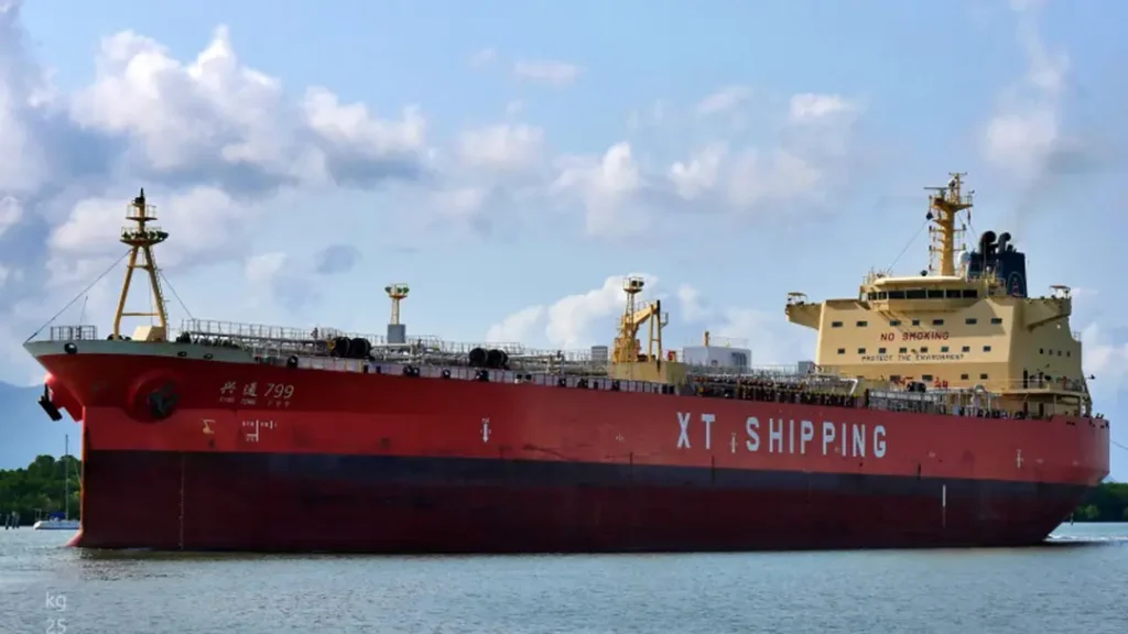 ৩৪ হাজার টন জেট ফুয়েল নিয়ে চট্টগ্রাম বন্দরে চীনা জাহাজ